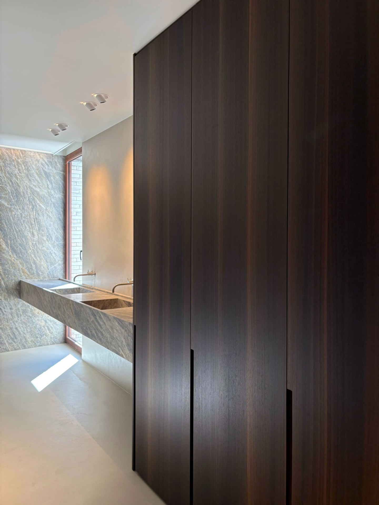 Project XX — kastenwand in donker hout met natuursteen wastafel